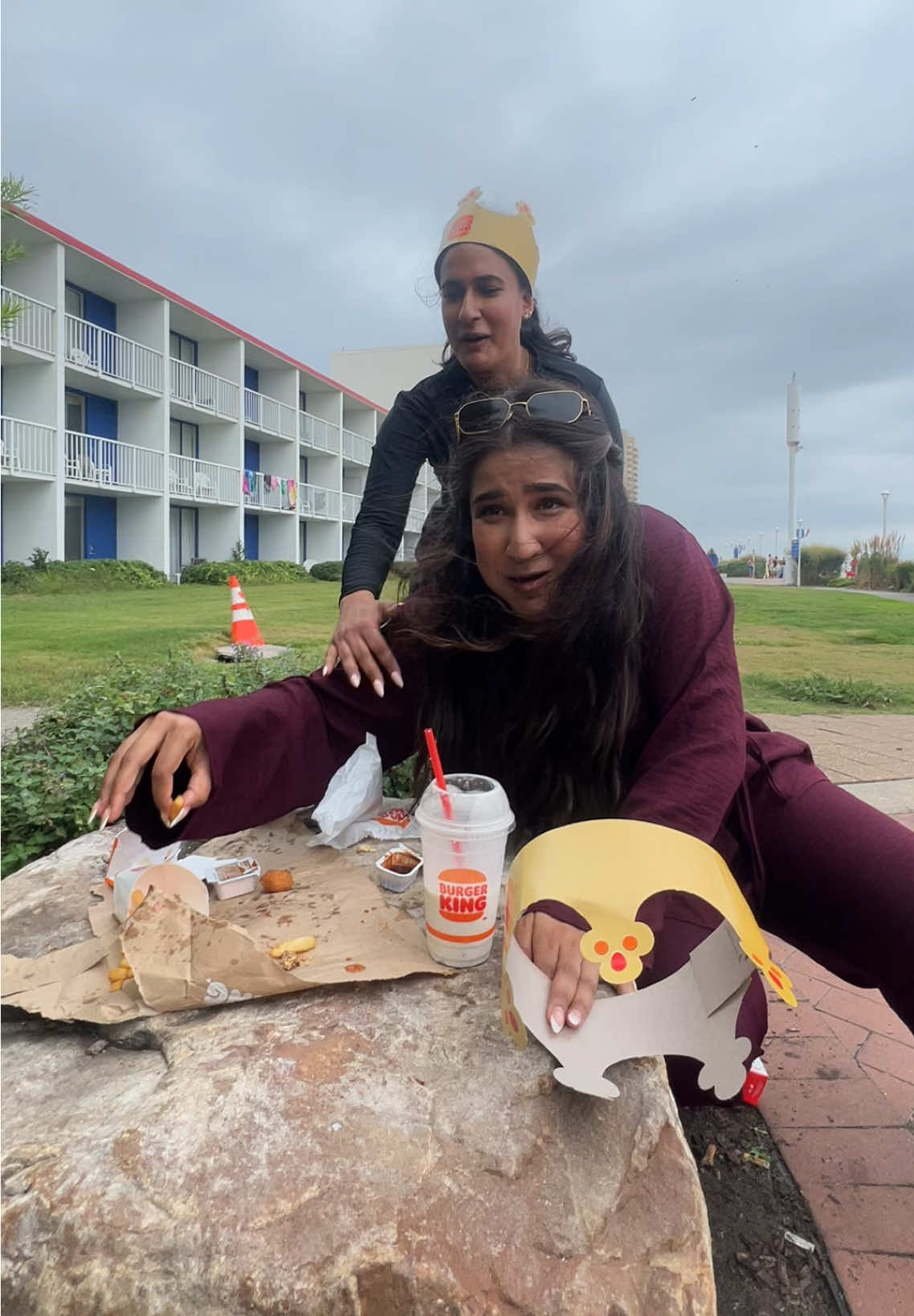 I think nida needs to be disqualified @needalivelife @Taaabbbyy @MOONA @Burger King #sisters #rockpaperscissors #rockpaperfoodchallenge #sisters #sistersoftiktok #trending #challenge #foodchallenge #foryoupage #foryoupage #tacobellfoodchallege #pakistanitiktok #pakistani #desigirls #desi 