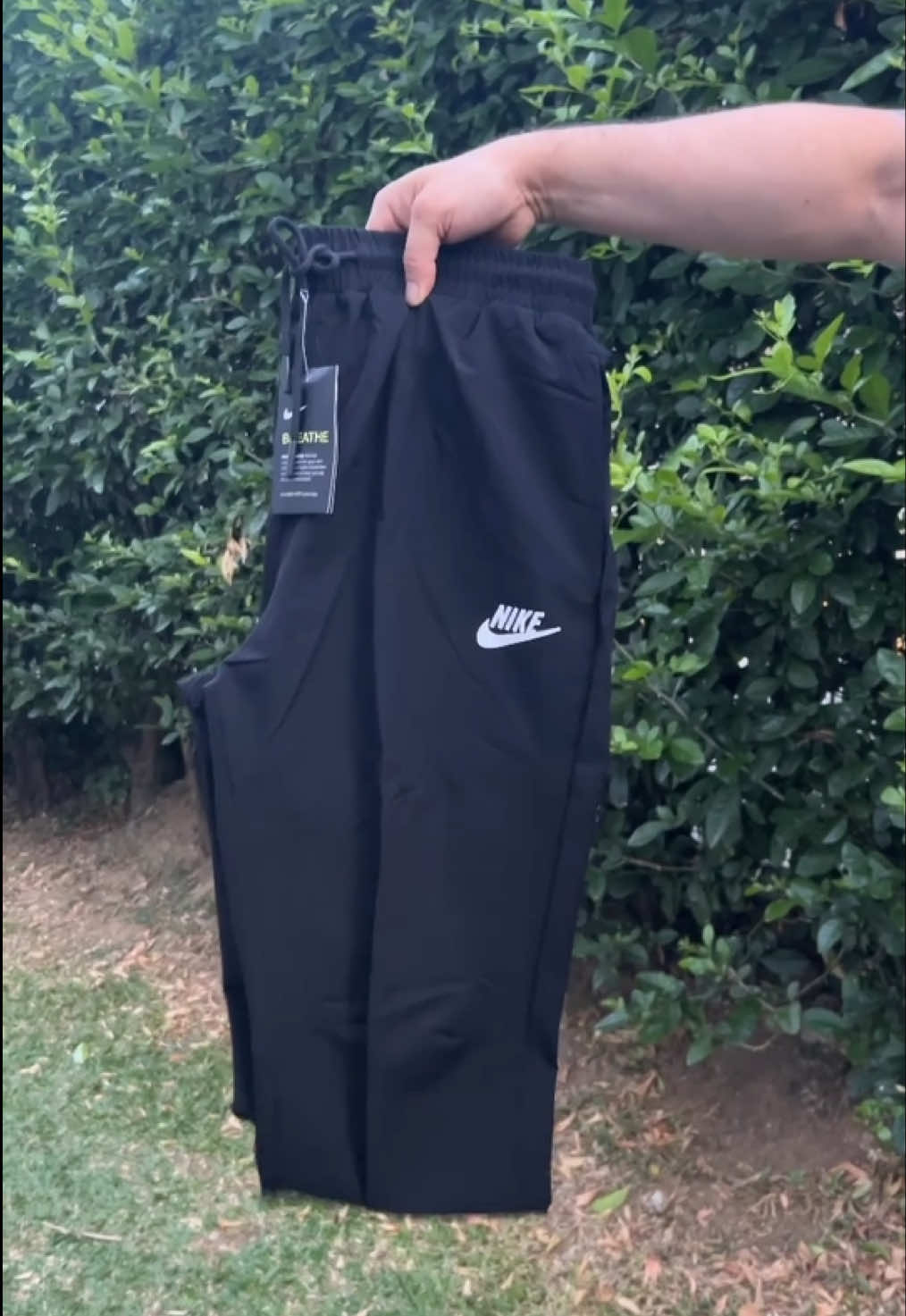 Comodidad y estilo en cada movimiento 🔥 Este pantalón deportivo es ideal para entrenar, salir a correr o simplemente lucir un look relajado pero con mucha actitud. ✔ Tela suave y ligera ✔ Ajuste perfecto con pretina elástica y cordón ✔ Bolsillos funcionales con cierre #Fitstyle  #RopaDeportiva #hombre  #gym  #EntrenaConEstilo   