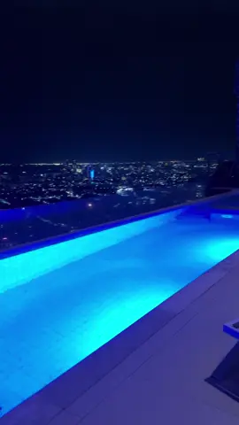 ฉันรักประเทศไทย #thailand #pattaya #copacabanajomtien #nightpool #pool #jomtien #skyscraper #blue 