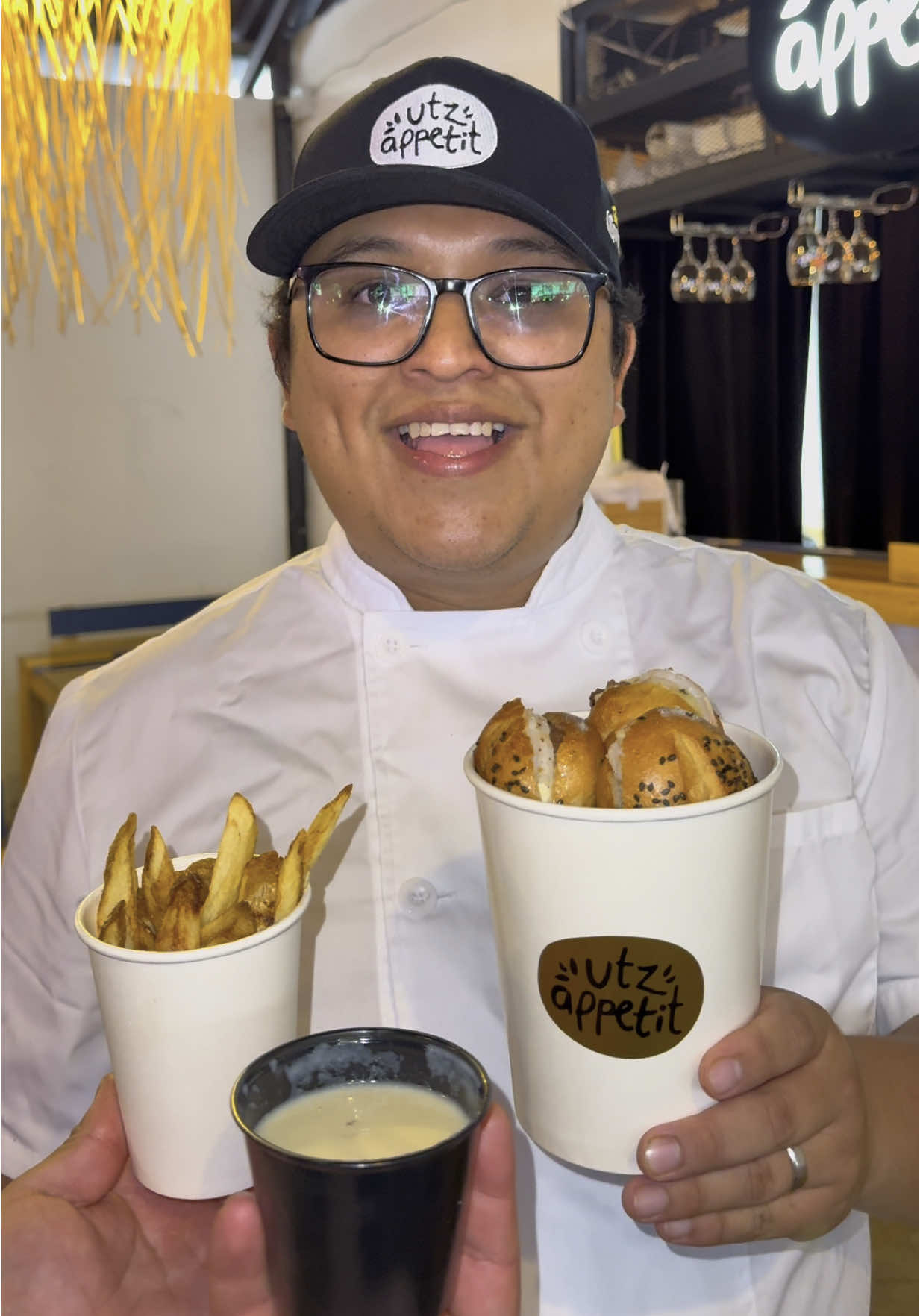 NUEVAS GOLDEN BURGERS ✨🍔#MiniBurgersMarYTierra acompañadas de una espectacular Salsa de Queso y Vino Blanco para que puedas Dipear a lo grande y por supuesto con Papas Fritas 100% Naturales!  Disponibles a partir del Miércoles 13 de Agosto por Tiempo Limitado (Disponibles únicamente en horarios de Miércoles a Viernes)  Donde? En #UtzAppetit 😎🔥 -Ignacio Portillo- 