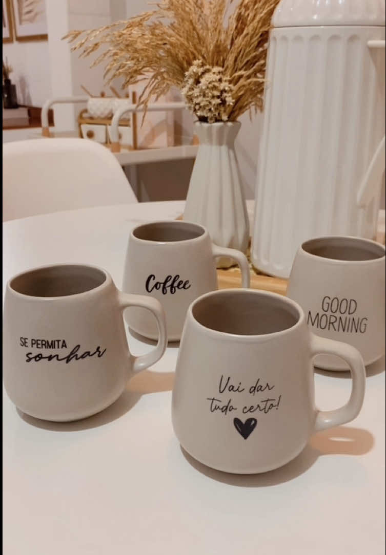 As canecas mais lindas que eu encontrei na shopee! ✨  Elas são de porcelana fosca 260 ml cada. O kit vem com 4 canecas, além de lindaas, um tamanho perfeito para aquele cafezinho!☕️ . Gostou? Se quiser o link comenta canecas que te envio!! 🫶🏻✨  . . . . . . . #achadinhosshopee #canecasdeporcelana #canecaspersonalizadas #canecascomfrases #comprinhadashopee #cafe #lar 