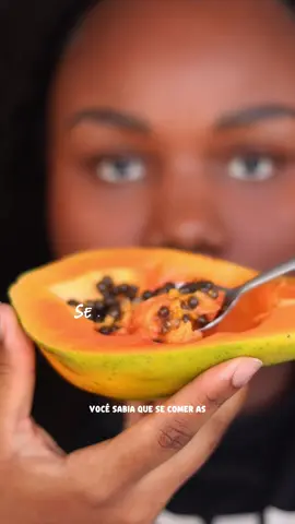Sabiam disso pretinhas? Eu faço tem muuuito tempo, foi fica de vovó! 🩷 Já salva essa dica e reposta pras suas amigas! ✨ Atenção ao consumir sementes de mamão ✨ Apesar de serem ricas em nutrientes, elas não são indicadas para: 🚫 Gestantes e lactantes 🚫 Pessoas com alergia ao mamão ou látex 🚫 Quem tem problemas renais ou hepáticos graves 🚫 Crianças pequenas 💡 Sempre consuma em pequenas quantidades e, se tiver qualquer condição de saúde, converse com seu médico antes. #beauty #skincare #skincaretips #autocuidado #SelfCare #belezanatural #skincareroutine #beautytips #explore #trend