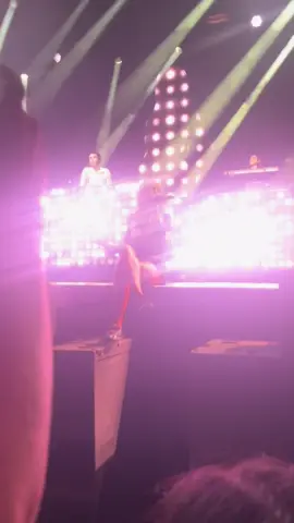 En person ifrån barricade o sen ställde hon sig precis där vi stod 😍 omg ja vill tillbaka #wayoutwest #pinkpantheress #gbg 
