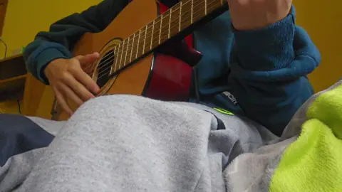 canto bien feo jaja pero espero les guste #mipersonafavorita #rioroma #fyp #guitarra #yo #canto #cantar #tocar #guitar #viral #cuerdas #fa #capo #acordes #paratiiiiiiiiiiiiiiiiiiiiiiiiiiiiiii #cantarfeo #voz 