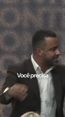 Nem todo mundo que caminha ao seu lado… está indo na mesma direção que você. Alguns só estão perto… porque querem se aquecer no seu fogo. ⚠️ Cuidado: A sua energia é rara. A sua presença é valiosa. A sua paz é cara demais… pra ser gasta com quem não merece. Você não precisa de plateia… precisa de aliados. 📌 Lembre-se: Quem não te impulsiona, te atrasa. Quem não soma, subtrai. E quem não vibra com a sua vitória… vai comemorar a sua queda. Selecione… filtre… e se for preciso, caminhe sozinho. Porque sozinho, você chega mais rápido… e com os certos, você chega mais longe.”