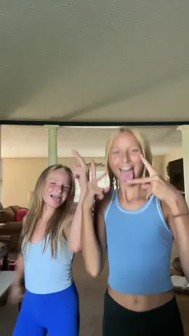 #schooltomorrow #hangout #twin #idontwannagotoschool @Gab_struff1234 💗😜