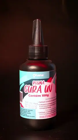 Resina Cura UV da Ohana. 1. Transparente e não amarela. 2. Monocomponente. 3. Cura rápida com luz UV (1 minuto) ou sol (2-6 minutos). 4. Embalagem prática de 100g. Adquira a sua com preço exclusivo no Tik Tok SHOP.