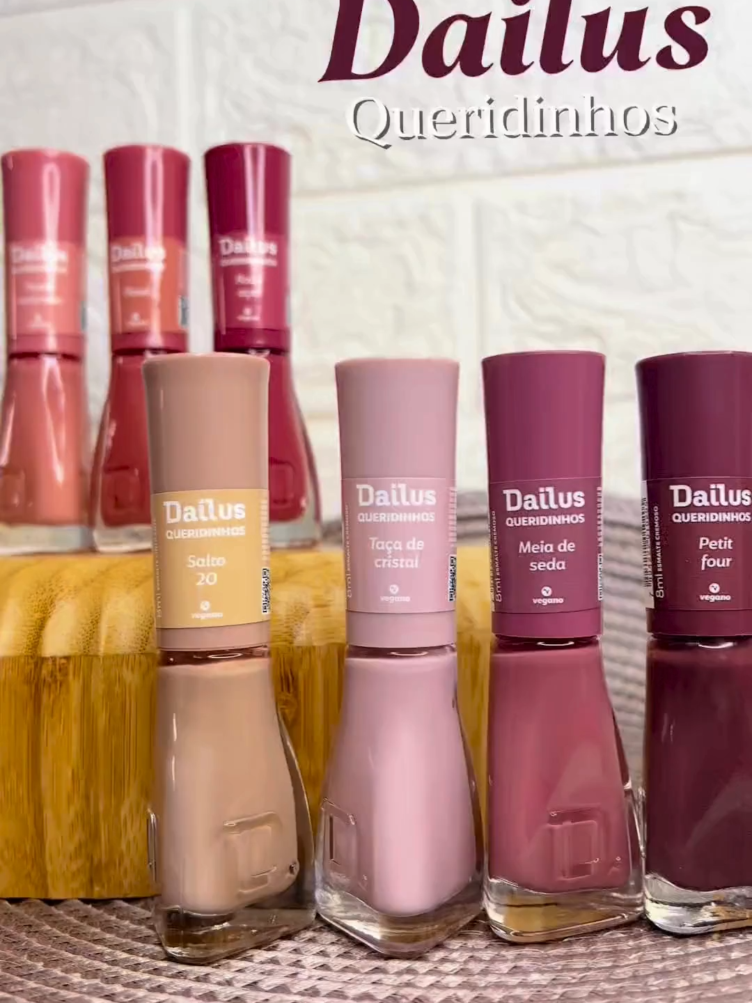 Eles são amados, desejados e entregam resultados que conquistam todos os dias. 💖 Os queridinhos da Dailus unem qualidade, beleza e aquele toque especial que não pode faltar na sua nécessaire. #queridinhosdailus #dailus #esmaltesdailus #esmaltesperfeito #unha #unhasfeitas💅 #kitdailus#queridinhos#gabeautycosméticos