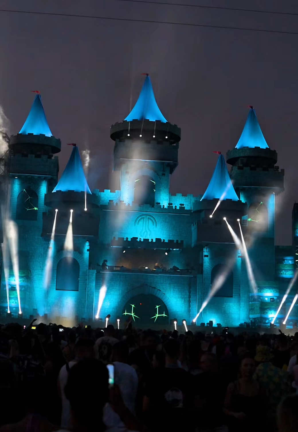 Música, união na pista de dança e muitas mensagens de esperança e fé.  @Medusa Festival - 09AGO25. TRACK ID: Knockin’ on Heaven’s Door - Unreleased Original song - @Bob Dylan  Released and performed by - @Guns N’ Roses  #melodictechno #dj #dance #music #padreguilherme #españa #valencia  