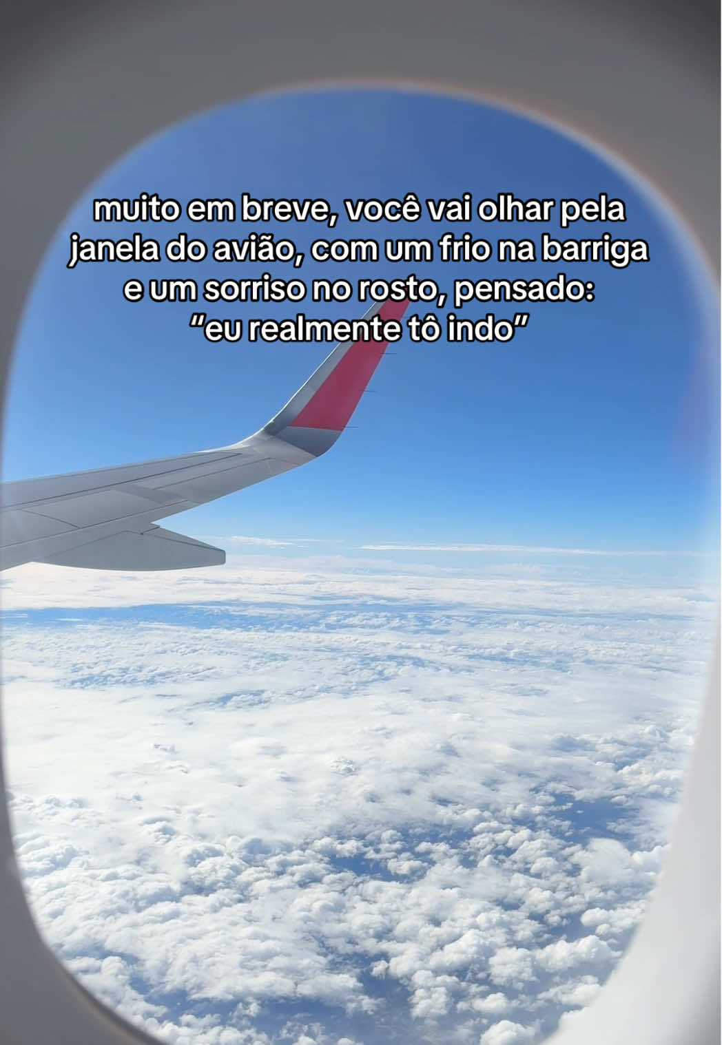 muito em breve, você vai olhar pela janela do avião, com um frio na barriga e um sorriso no rosto, pensado: “eu realmente tô indo” ✈️🌎✨ #viajar #viagemdossonhos #aviao #viagem 
