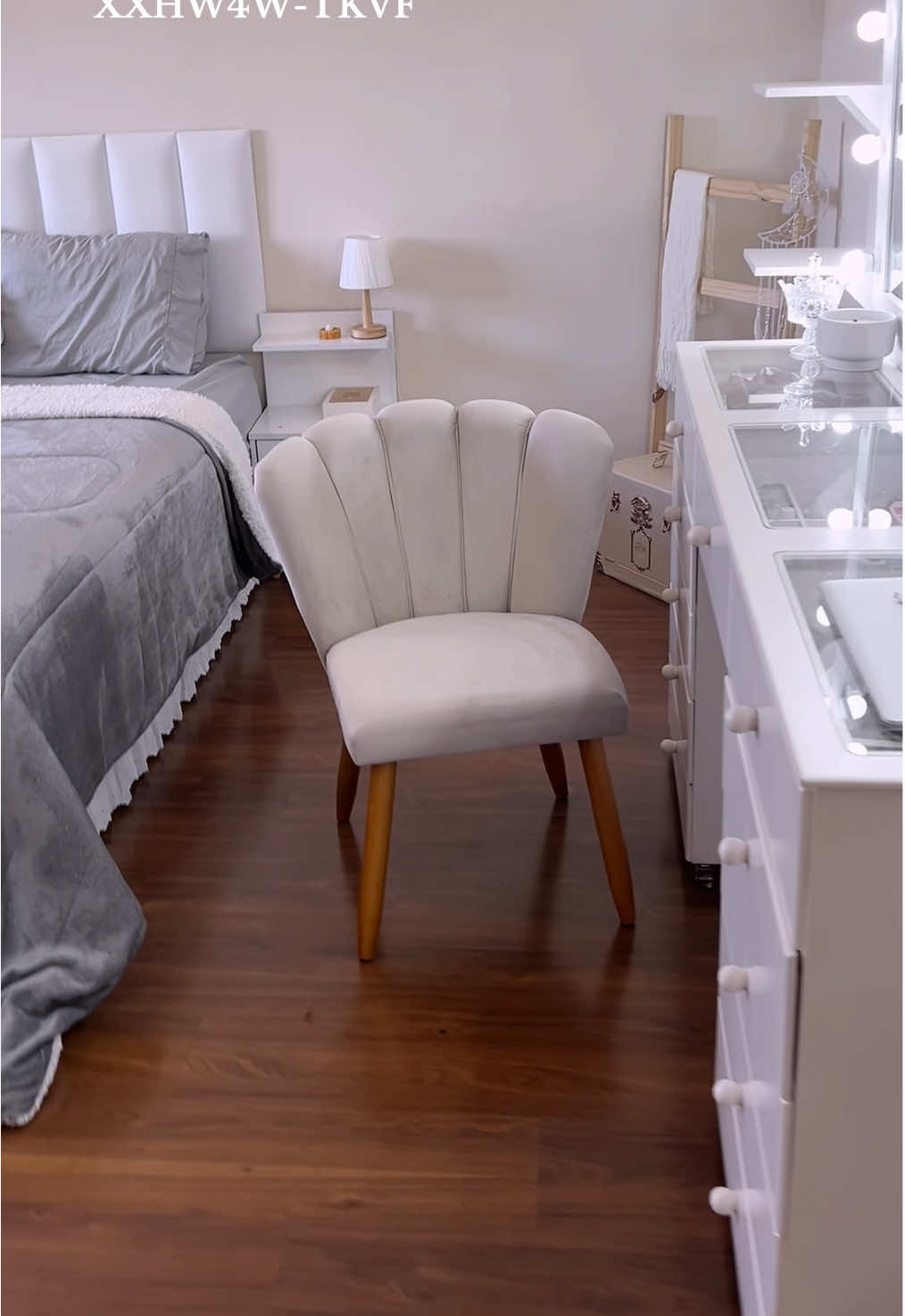 Comprei uma cadeira nova pro meu quarto!  Eu tava admirando essa a muito tempo e finalmente comprei, chegou mto rápido e super fácil de montar Ficou linda né?  Comprei pelo @Mercado Livre  Id XXHW4W-TKVF #MercadoLivre #MeusFavsDoMercadoLivre #cadeirapetala #achadinhos 