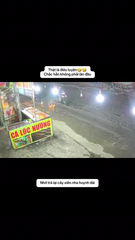 Chịu mấy thánh thiệt chứ  Lần đầu em gặp cảnh này thưa quý dị🤣🤣 Nói gì nói nhớ trả cây xiên gà cho quán xiên gà nướng tiếp ạ🤣🤣🤣 #duchoa #longan #xyzbca #xuhuong #niemvuimoingay 