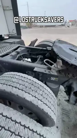 🚛 ¿Piensas que un soporte de motor dañado solo es vibración? ❌ Error. Ese detalle está drenando tu tanque de diésel y acabando con tus llantas antes de tiempo. Y adivina… nadie más lo paga que tú. ✅ En Truck Savers lo revisamos, lo reparamos y te devolvemos el control del gasto. 📍 Monterrey y Houston, listos para atenderte: Libramiento Noreste Km 33.5 Interior 30, Escobedo, NL. Tel. 81-8602-6567 1362 Sheffield Blvd, Houston, TX 77015. Tel. 713-455-5566 #LosFierrosNuncaMienten #TruckSavers #reparacióndecamiones #alineacióndecamiones #suspensióndecamiones #cambiodeaceitecamiones #tallercamionesMonterrey