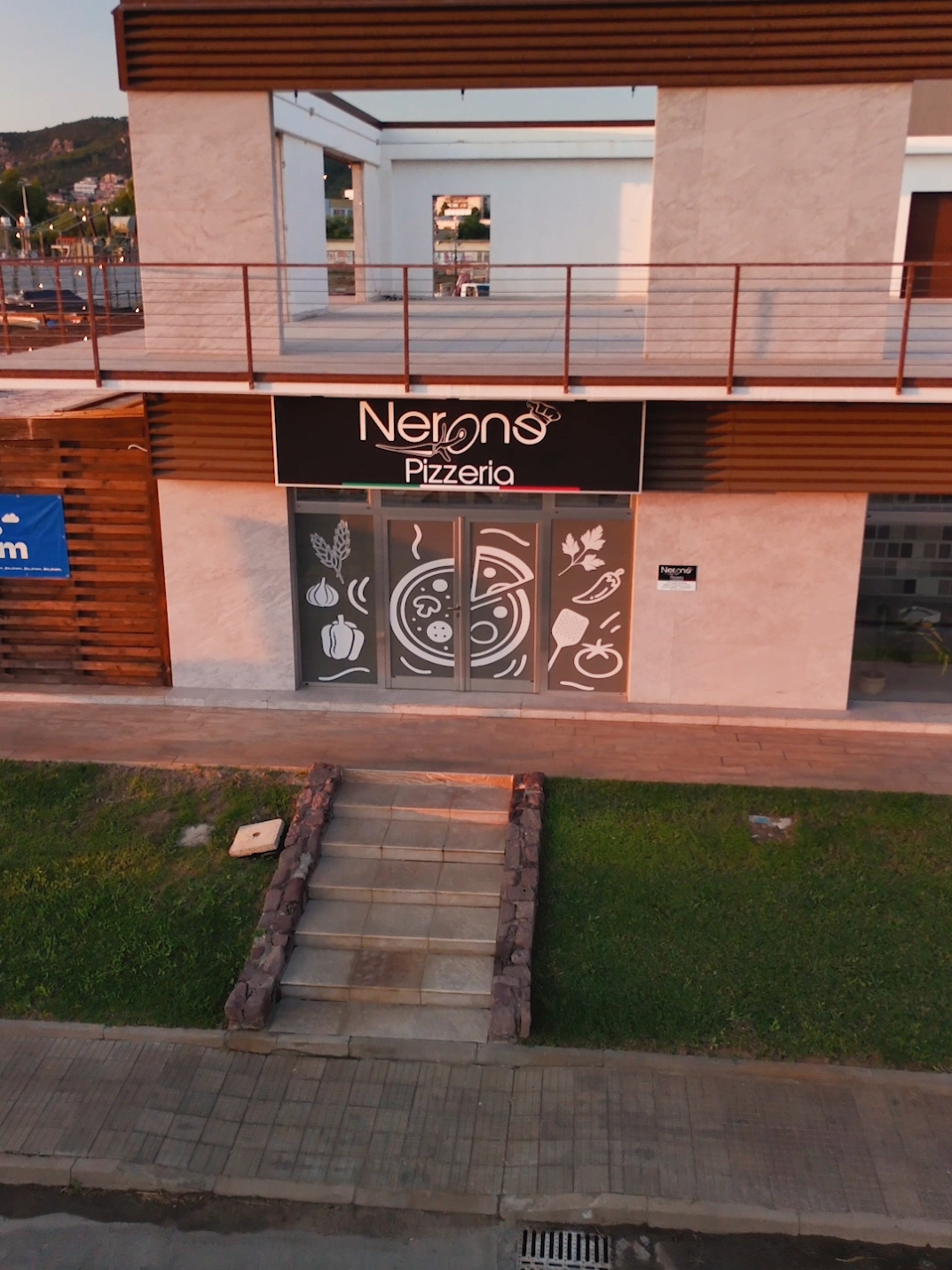 Nuove mura, stessa passione. In pochi giorni abbiamo chiuso una porta… e aperto un mondo nuovo, qui in Via Roma 59b, Carbonia. Dietro ogni sorriso di questa sera ci sono notti senza sonno, mani impastate, sogni coltivati. Ma soprattutto… ci siete voi. Avete riempito il nostro primo servizio di calore e di fiducia. Noi vi promettiamo di metterci il cuore, ogni sera. 📍 Aperti dal lunedì al sabato | 19:30 – 22:30 Benvenuti nella nuova casa di Pizzeria Nerone ❤‍🔥 #pizzerianerone #carbonia _ _ _ Si ringrazia per il video @Davide 