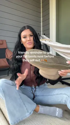 These boots are in the color khaki 🍂 #fallshoes #boots #winterboots #fallboots #wintershoes #shoes #fallfinds #fallfashion #evellyhootd #tiktokshop #tiktokshopfinds #tiktokmademebuyit 