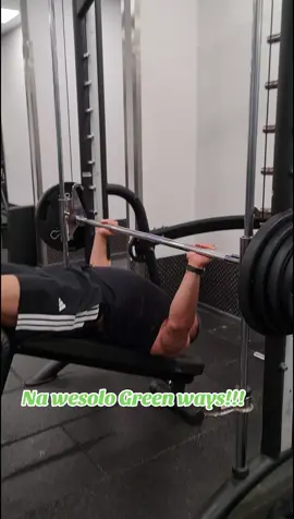 Żaba spod suwnicy Smitha :) czasem można wprowadzić trochę humoru do treningów. sportowe pozdrowienia#bodybuilding #chlorella #teenage #bodybuilding 