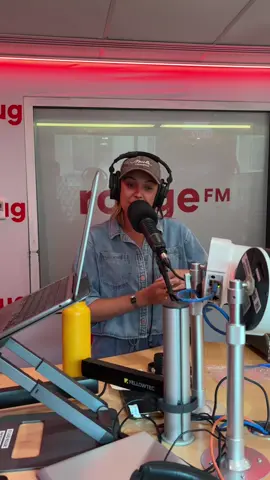 Quand on parle d'étoiles filantes, Sara pense automatiquement aux Cowboys fringants! 💫🥺 Un peu, beaucoup, passionnément du lundi au jeudi dès 15h55 à Rouge! ❤️