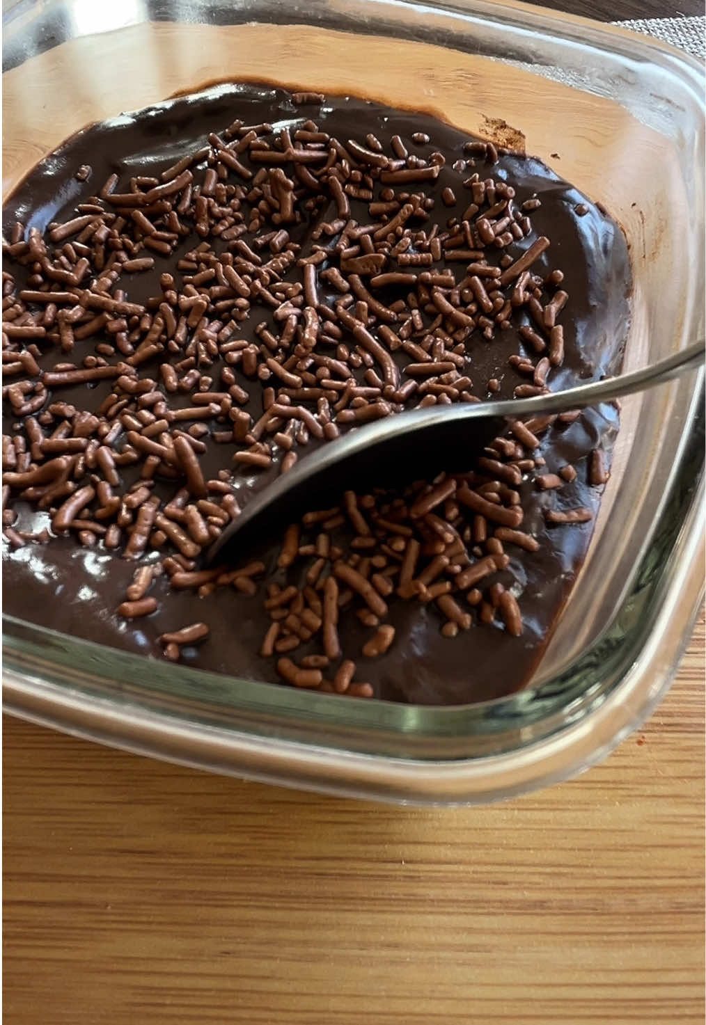 Sem whey e sem banana, esse é melhor bolinho chocolatudo e que dá para encaixar na dieta sem culpa! Já SALVA para fazer depois! E quem fizer me marca que eu quero ver ☺️ Bolo chocolatudo 🍫(sem whey e sem banana) 1 ovo 2 colheres de sopa de aveia 1 colher de sopa de cacau em pó 100% 1 colher de sobremesa de leite em pó desnatado  1 colher de sobremesa rasa de fermento em pó  *Adoçante a gosto *Um pouco de água para dar o ponto da massa.  Para a calda: 150 ml de leite desnatado  1 colher de sobremesa de amido de milho 1 colher de sobremesa de cacau em pó 100% *adoçante a gosto Modo de fazer no vídeo. Assar o bolo na air fryer a 180° por aprox 10 min. *Informações nutricionais: Aprox 260 kcal a receita completa! Esse bolinho é PERFEITO! Façam que tenho certeza que vão amar!😮‍💨 Já me segue para receber mais receitas deliciosas como essa! 🥰😋 #receita #receitasimples #receitafacil #emagrecer #bolo #chocolate #fyp 
