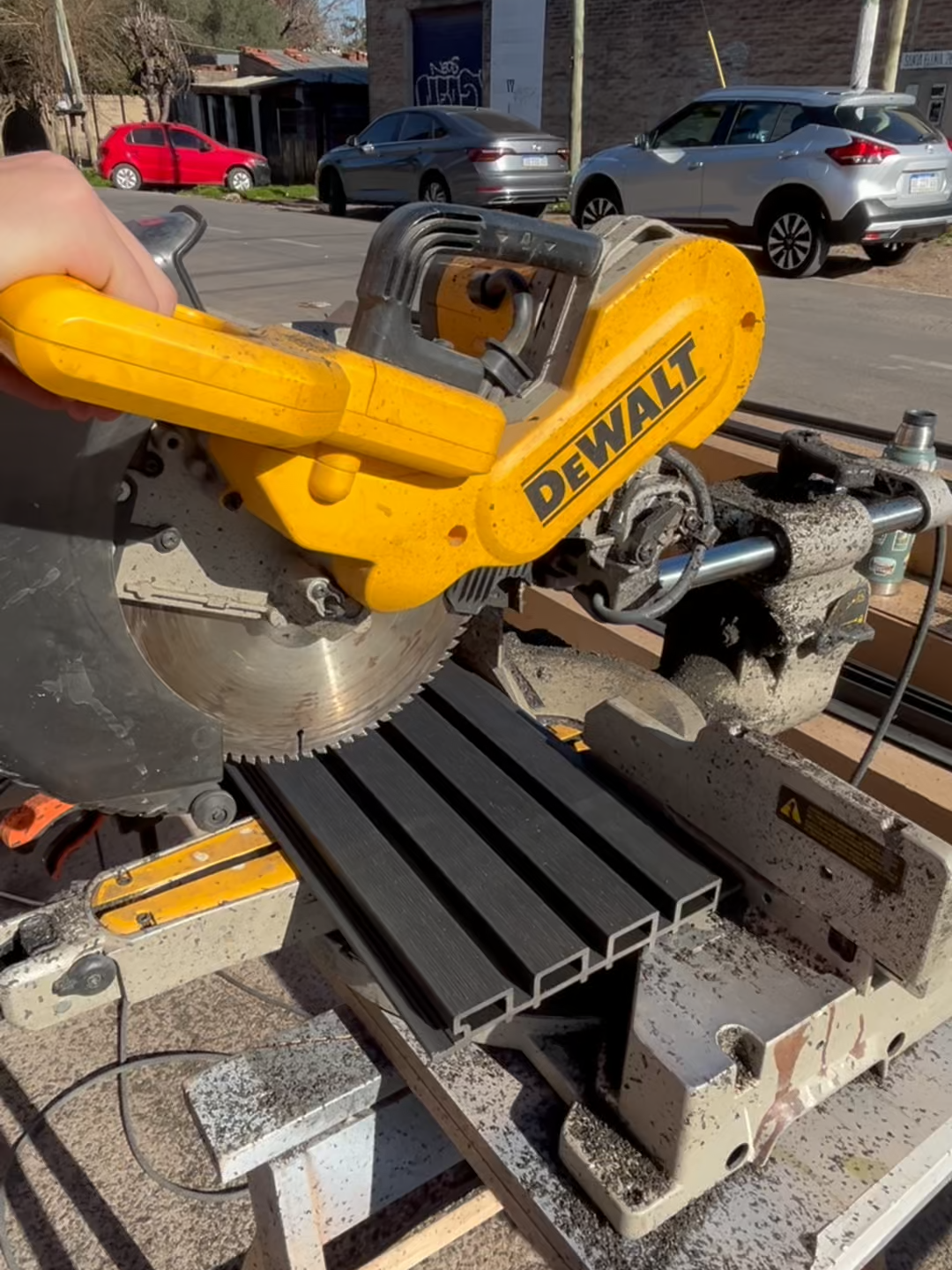 Corte de wall panel con ingletadora En el video anterior habiamos mostrado como se corta con un banco, aca mostramos como se corta con la ingletadora. Es ideal para cortes horizontales mientras el banco lo utilizamos para cortes verticales. Tambien utilizamos la caladora o la sierra ciruclar, entre otras dependiendo el proyecto. #argentina #Arquitectura #wpcwallpanel #wpc #Revestimientos