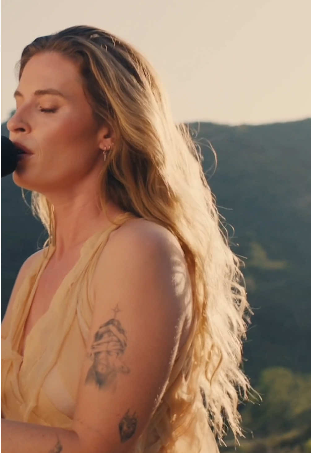 “good girl / gone girl” acoustic live 