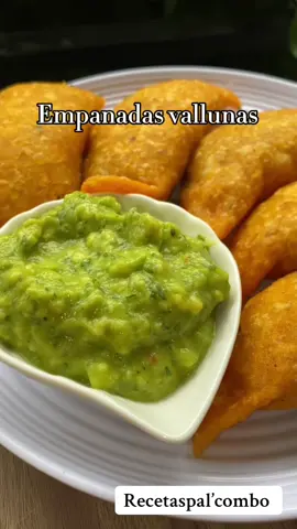 Deliciosas empanadas vallunas 🤤  #colombia #recipes #food #fyp #usa #cali #empandas 
