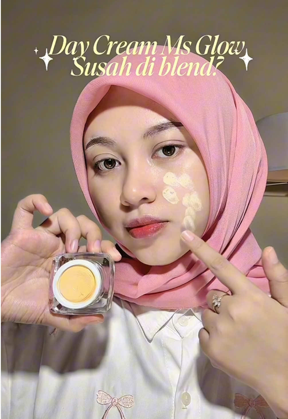 Kuncinya wajah kalian harus lembab dulu bisa pakai caviar toner dari  @msglow.beauty 