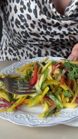 Ensalada de mango con aderezo de pimienta rosa 🥭 3 mangos 1 pepino 1 rábano sandía 3 jalapeños sin semilla 1 pimiento rojo 1 mazo grande de cilantro  1/2 taza de cebollin Sal al gusto Aderezo 1/3 de taza de vinagre de arroz 1 limón amarillo 1 cucharadita de pimienta rosa  2 cucharadas de aceite de ajonjolí 2 cucharadas de miel  1/3 de taza de aceite de oliva #recetas 