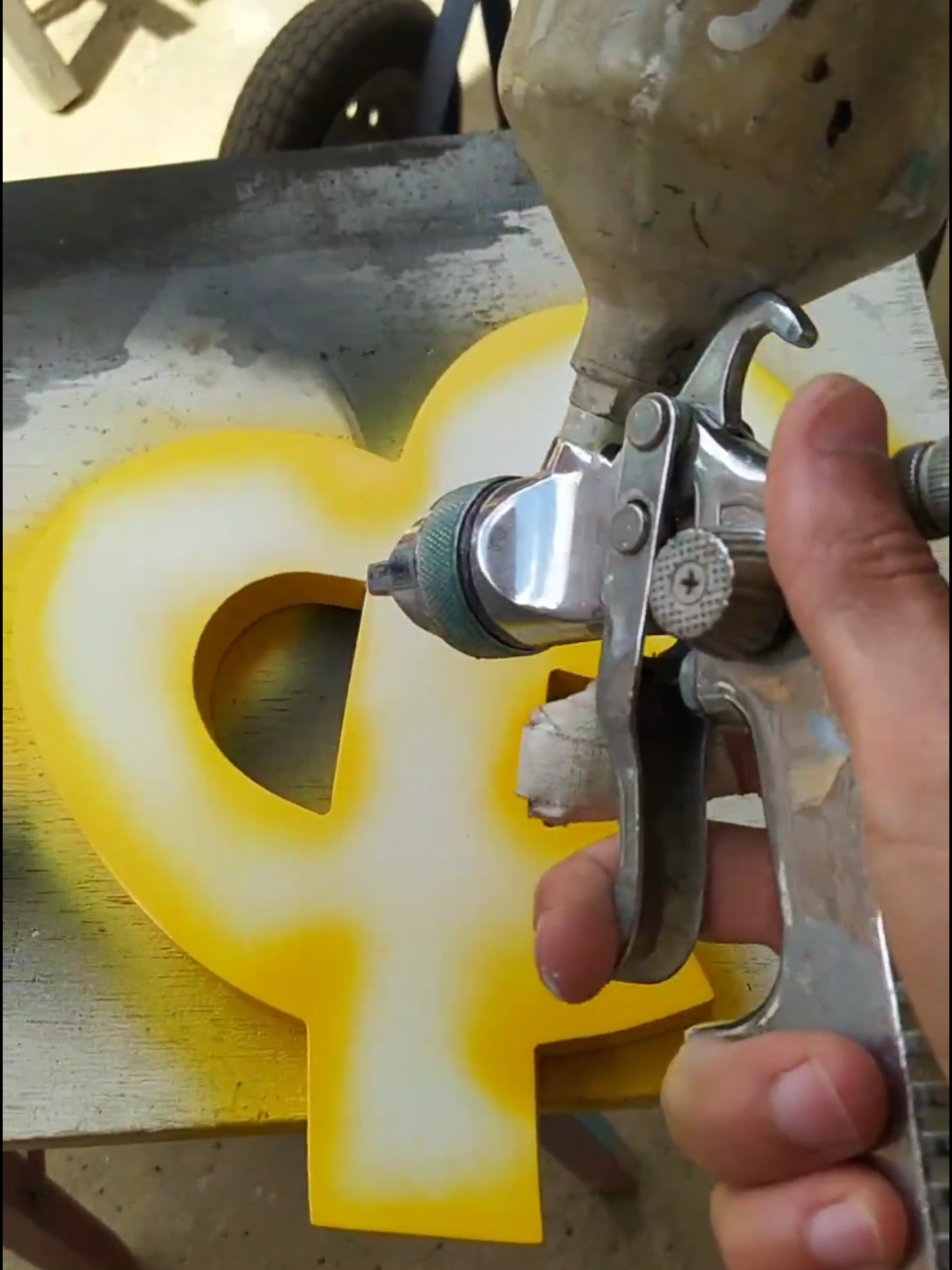 Pintura e aplicação de verniz em PVC 🚀 #tiktok #video #projetista #brasil #aluminiumcompositepanel #acp #projeto #facade #design #comunicacaovisual #fachada 