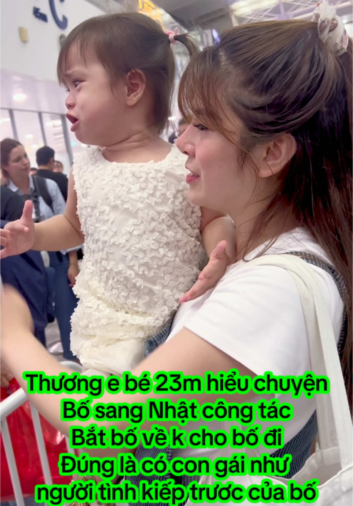 Mọi hôm ra tiễn các bạn lao động mình bay.Nay tiễn ck bay cả giác khó tả thật.Đúng sẫn bay Nội Bài lấy đi nước mắt hàng triệu người là đúng.k ai muốn cảnh này nhưng vì gia đình họ đành phải chấp nhận. Vài tháng nữa là Na đk sang với bố nhé .Đừng buồn nghe con. K nghĩ bé chưa đầy 2 tủi sáng sớm tỉnh dậy hỏi :” Bố đâu rồi mẹ” mẹ bảo:” Bố đi bẳ con bò rồi” .Na nói:”k phải bố đi máy bay thật rồi” nghe mà quặn lòng luôn ấy . Xong mắt e ấy buồn lắm.Đúng con gái tình cảm thật các bác ạ.mây ô bố nhất định phải có con gái nhé tình cảm với ba lắm❤️❤️❤️❤️❤️#xuhuongtiktok #embedangyeu #congai #sanbaynoibai #chiatay #xkldnhatban #duhocsinhnhatban #nhatban🇯🇵 