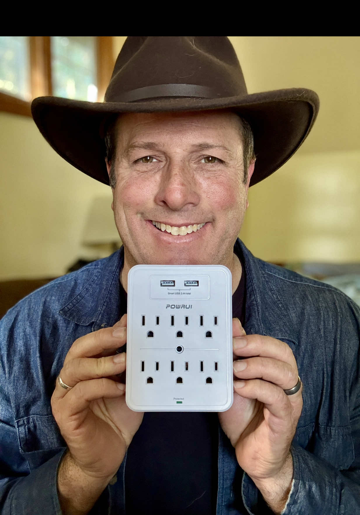 I keep this multi-outlet charger in my backpack, because sometimes it’s hard to find a place to plug my phone in, and it even helps other people charge their stuff because of all the extra outlets and built-in USBs. SUPER HANDY at Airports! #Smartphone #Charger #WallCharger 