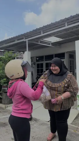 Kita kasih Cinematic  , Buat Artisnya pembeli pentol 😍🤙 . Ready COD an pentol area sragen, asli maknyuss dgn saos khas nya yang pweedes tapi nagih ga mau mandek🤤🔥. Kepo? Link WA order dibio ig:nur_afidaah #sragen24jam⛓️🐮 #sragen24jam #fypシ゚viral #fyp #pentolviral #afidaahpentol #fypviralシ 