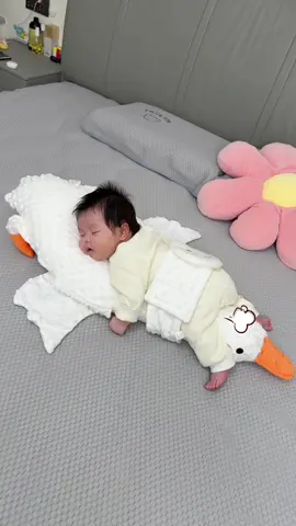 Có đồng sữa nào thích ngủ úp hongg, chân ái của em đây😉😉#nhaviaembebubam #nhaviacoembe #chipbae #nhaviaconcaokhoe 