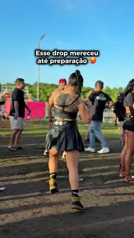 Já diziam os antigos: alonguem-se antes do drop 🤌 🎥 @reneepatriota | Raves no Brasil  #ravesnobrasil #rave #psytrance #musicaeletronica #eletronicmusic #drop #dancinha 