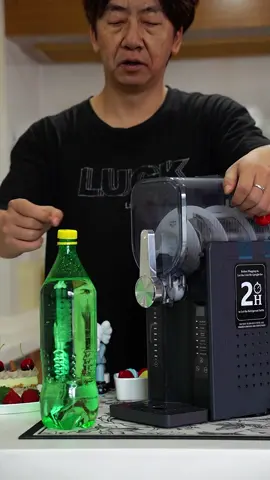 I didn’t expect it to work this well#slushiemachine #slushie #kitchenware #wizaura #slushy 