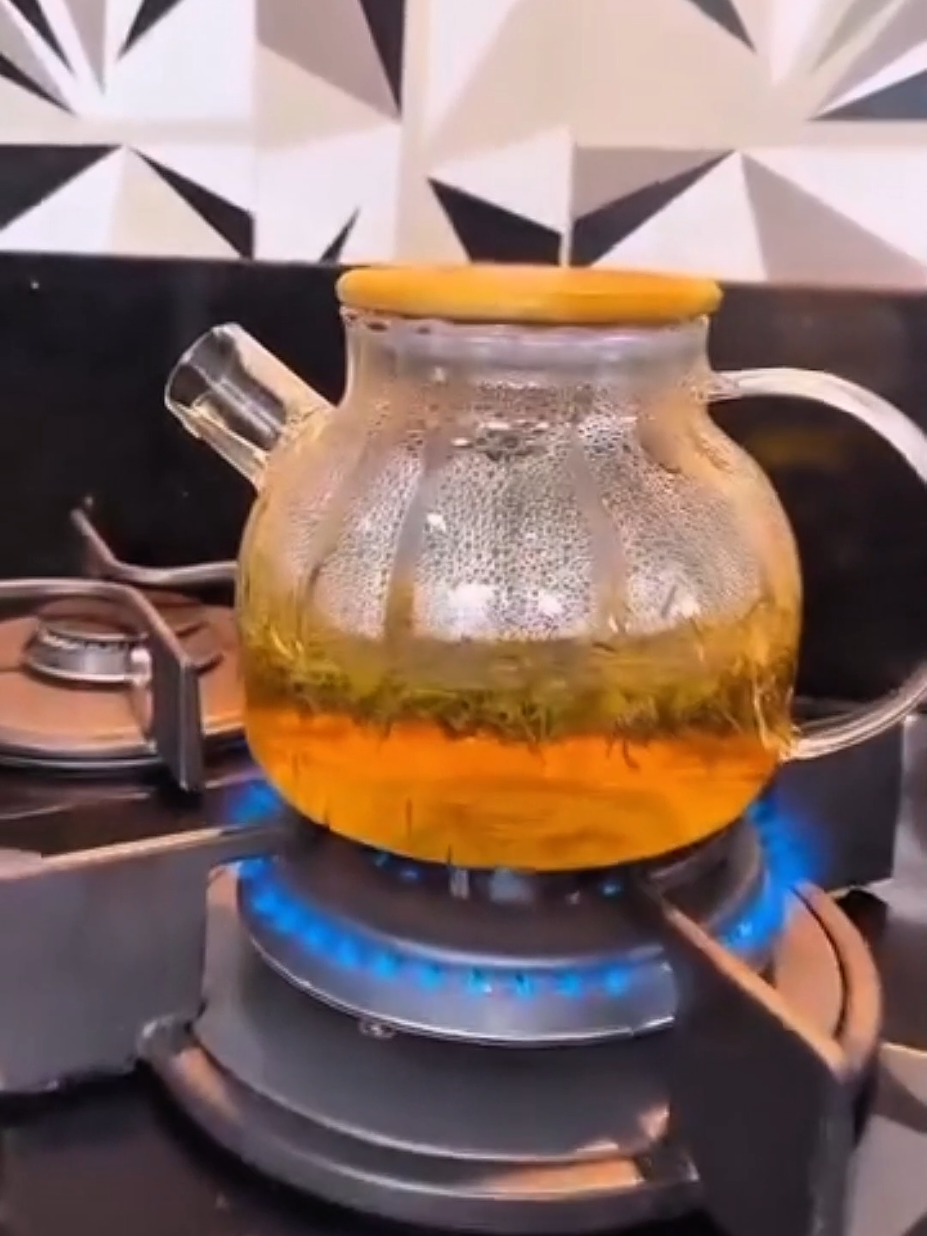 A chaleira de vidro borossilicato 1L com tampa de bambu e infusor é perfeita para preparar chás, cafés e infusões de forma prática e elegante. Resistente ao calor, leve e charmosa, ela vai direto do fogão à mesa! #ChaleiraDeVidro #InfusorDeChá #TampaDeBambu #VidroBorossilicato #buledevidro 