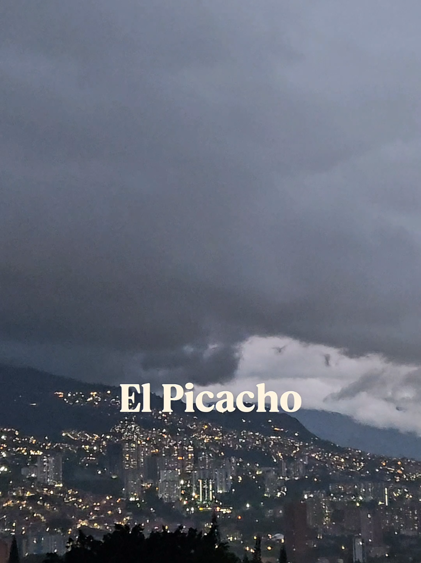 El Cerro El Picacho es uno de los miradores naturales más altos de Medellín y está coronado por una estatua del Cristo Redentor que se ve desde varios puntos de la ciudad.