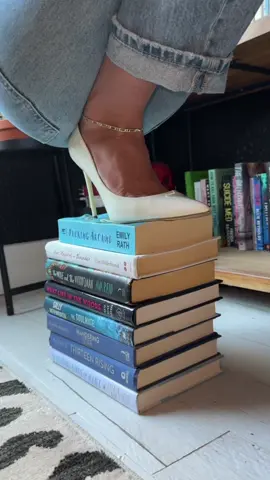 Standing on book business 📚👠🤍 ˗ˏˋ ★ ˎˊ˗ #BookTok #heels #nikkiminaj #trending #fyp 