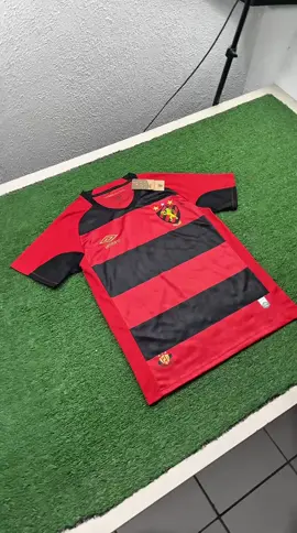 ⚽️ Camisa do Sport Recife 25/26 – Pronta Entrega! 🔄 Disponível nos tamanhos: P, M, G, GG 👕 Qualidade premium - Tecido respirável e confortável! 🎁 Brinde especial incluso na compra! 👍 Personalização opcional - Adicione seu nome e número! 📦 Envio para todo o Brasil / Entrega Rápida 💳 Compre no Pix, Cartão ou em até 3x sem juros!  💰 Desconto exclusivo para pagamento à vista no Pix!    👉 Chame no chat para garantir a sua! 👉 Siga nosso Instagram: @pelaorbestore 🔗 Confira também nosso site: www.pelaorbestore.com.br