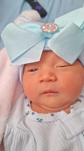 😅🤣literal ella desde que nació no la dejamos tranquila🤣🤣🤣seguro eso piensa#paratii #babygirl #viralvideo #newbaby #tiktokworld #fypシ #foryou #parati #viral 