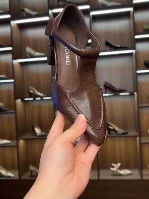 Đẹp mê mẩn con này da mềm dáng sáng mà đi êm chân lắm các chị yêu ơi !!!