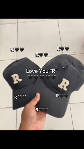 Topi inisial “R” beli di Miniso yagesya 🐦 #minisoidgoodthing #belanjadiminiso #inisialR #lewatberanda #black