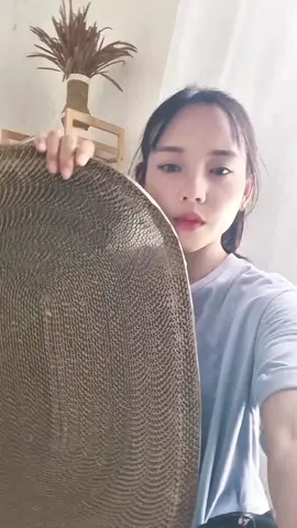 Setelah dibeliin ini dijamin sofa kalian aman, kucingku suka banget sampe tidurnya pun disini. Kalian wajib juga beliin ini untuk anabul dirumah. #garukankucing #garukananjing  #papangarukkucing #tempattidurkucing #mainankucing #cakarankucing 