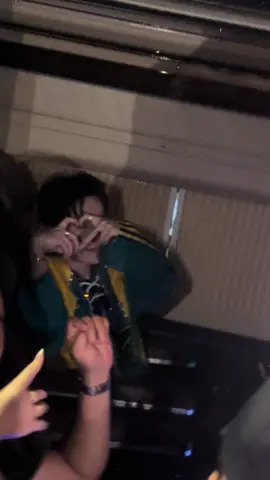 Ko ngừng thả tim vẫy tay chào fan cho tới lúc cửa đóng và rèm được kéo sang. Hẹn anh tháng 9 #quanghungmasterd💙🦌 #muzik #watersplashconcert7up #7up 