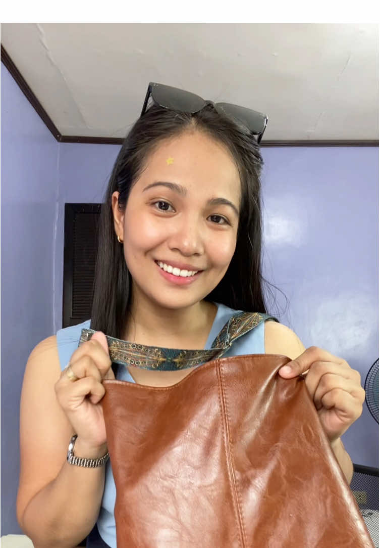 One sling bag fits all. Spacious yan sa loob. #slingbag #collegebag #bodybag #bagsforwomen 