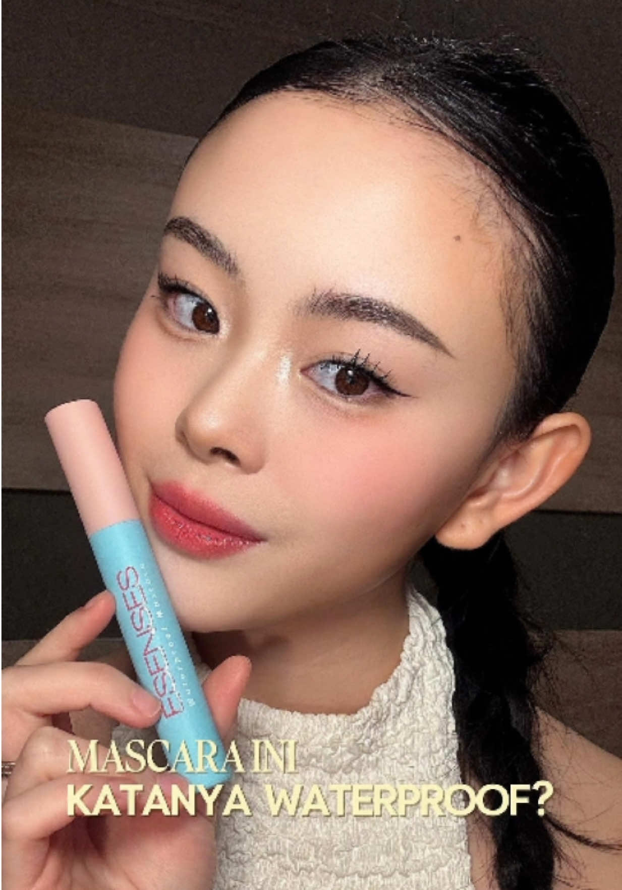 Ada mascara yang bisa diajak hujan-hujanan, bahkan nggak luntur pas nangis? 😏 Inilah alasan kamu bakal jatuh cinta sama Esenses waterproof mascara ini: 🌊 Tahan air seharian 💪 Anti-smudge ✨ Tetap lentik & tebal sampai pulang mereka juga lagi adain buy 1 get 1 lohh yuk cek di e-commerce Aulia Cosmetic Official Store #SensesOfBeauty #EsensesMascara #WaterproofVolumeMascara 