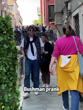 When Bushman prank raid - the reaction of passersby did not disappoint me😂#funnyvideos #practicaljoke #spoof #maori #funny #funnytiktok #foryou #bushman 
