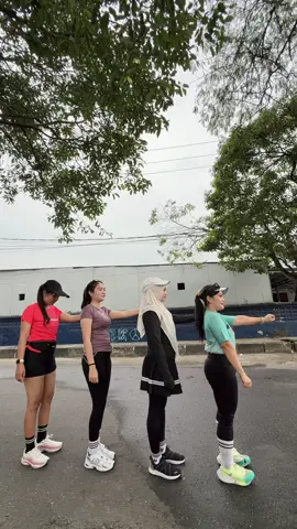 Jangan kasih kendorr🏃‍♀️‍➡️🏃‍♀️‍➡️🏃‍♀️‍➡️😂😂🫠 Konten nomer 1 , olahraga nya gaya aaja nih si ibok @shaavicc 😂😂 @Rotua elfrida ms @widhy_lucky  Lagi yuk🙃 #Running #pelarikonten #pelarikalcer #run #jogingsore 