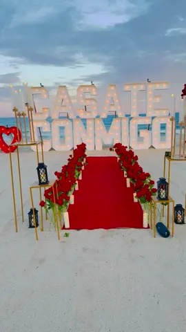✨ Uno de nuestros montajes más completos en la playa ✨ Letras luminosas a dos pisos “Cásate conmigo” 💍, un corazón gigante de flores ❤️ y todo el romanticismo frente al mar 🌊. Así te espera tu pedida de matrimonio de ensueño… 📲 Contáctanos y hazlo realidad. #PedidaDeMano #BodasEnPlaya #LosCabos #MontajeRomántico #CásateConmigo   