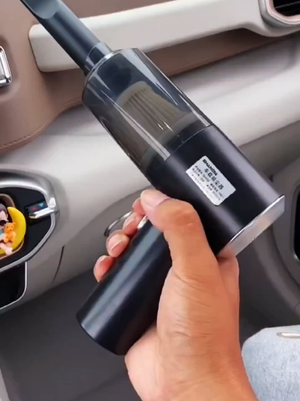 Mini Aspirador de pó 3 em 1 portátil e recarregável – aspira, sopra e alcança até os cantinhos mais difíceis com potência e praticidade. Ideal para limpar carro, casa e escritório sem esforço. Aproveite o desconto especial e garanta o seu agora! #AspiradorPortatil #LimpezaFacil #OfertasTikTok 