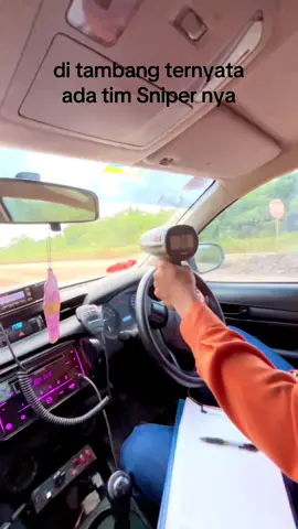 Speed check di tambang adalah kegiatan pemantauan dan pengukuran kecepatan kendaraan, terutama truk pengangkut (truk hauling) dan kendaraan lainnya di area pertambangan, untuk memastikan kepatuhan terhadap batas kecepatan yang telah ditetapkan dan mencegah kecelakaan dengan menggunakan alat pengukur kecepatan (speed gun) #speedcheck #speedgun #mining #coalmining #tambang #tambangbatubara #tambangbatubarakalimantan #storytambang #anaktambangtiktok #tambanghitz 